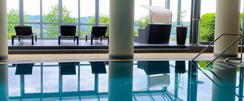 PHÖNIX Hotel - Schwimmbad mit Panoramaaussicht