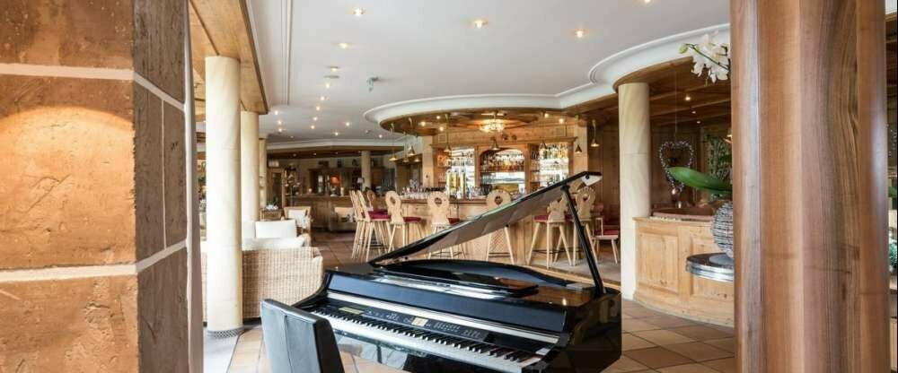 Piano in der Hotel Lobby