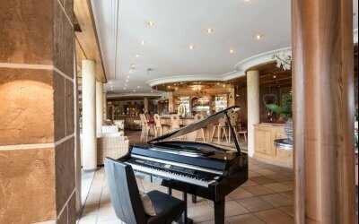 Piano in der Hotel Lobby