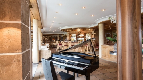 Piano in der Hotel Lobby