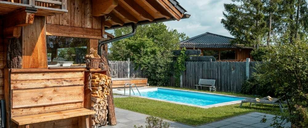 Das Pool-Chalet hat eine Wohnfläche von 145m², es verfügt über einen Wohnraum mit kleiner Küche, ein Schlafzimmer im Parterre, ein großes Badezimmer mit DU/WC, ein zusätzliches Schlafzimmer mit Doppel-Wasserbett im 1. Stock mit Balkon, DU/WC, eine gemütli