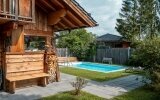Das Pool-Chalet hat eine Wohnfläche von 145m², es verfügt über einen Wohnraum mit kleiner Küche, ein Schlafzimmer im Parterre, ein großes Badezimmer mit DU/WC, ein zusätzliches Schlafzimmer mit Doppel-Wasserbett im 1. Stock mit Balkon, DU/WC, eine gemütli