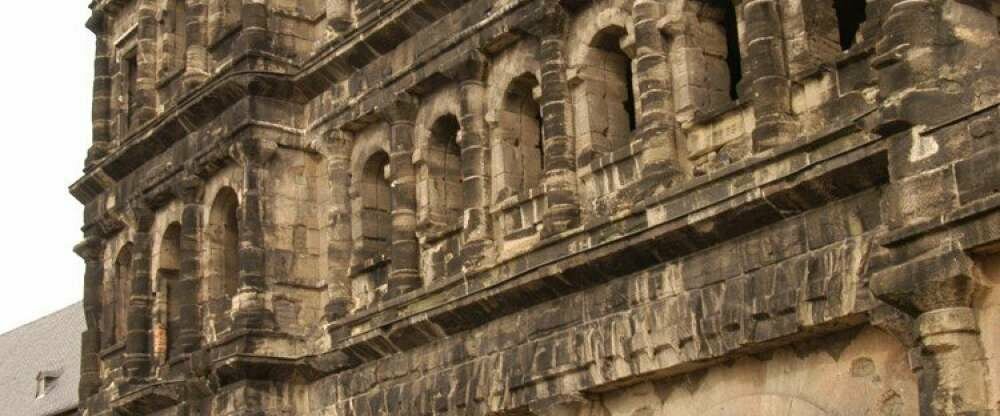 Die Porta Nigra ist ein ehemaliges römisches Stadttor und bekanntes Wahrzeichen der Stadt Trier. Der Name Porta Nigra stammt aus dem Mittelalter. Von den Trierer Einwohnern wird die Porta Nigra meist nur als „Porta“ bezeichnet.