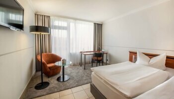 Waldblick und Regendusche machen die Premium Zimmer zu einer der schönsten Möglichkeiten, um die Nacht in Iserlohn zu verbringen. Egal ob Queensize oder Twin Bett Matratze, es ist genug Platz um sich alleine auszubreiten oder um zu zweit zu kuscheln. Sess