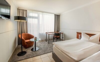 Premium Doppelzimmer Waldblick und Regendusche machen die Premium Zimmer zu einer der schönsten Möglichkeiten, um die Nacht in Iserlohn zu verbringen. Egal ob Queensize oder Twin Bett Matratze, es ist genug Platz um sich alleine auszubreiten oder um zu zweit zu kuscheln. Sess