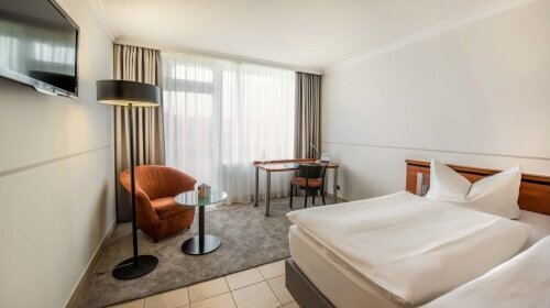 Waldblick und Regendusche machen die Premium Zimmer zu einer der schönsten Möglichkeiten, um die Nacht in Iserlohn zu verbringen. Egal ob Queensize oder Twin Bett Matratze, es ist genug Platz um sich alleine auszubreiten oder um zu zweit zu kuscheln. Sess