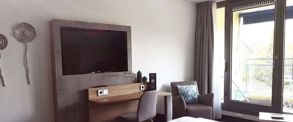 Das modernisierte Premium Doppelzimmer ist ausgestattet mit 1 Doppelbett (1,80 x 2,00 m pro Bett), getrennte Matratzen, Vinylboden, Sitzbereich, Fernseher, Bad mit begehbarer Dusche, sowie einem Balkon mit Holzdeck