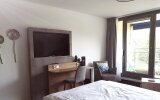 Das modernisierte Premium Doppelzimmer ist ausgestattet mit 1 Doppelbett (1,80 x 2,00 m pro Bett), getrennte Matratzen, Vinylboden, Sitzbereich, Fernseher, Bad mit begehbarer Dusche, sowie einem Balkon mit Holzdeck