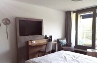 Das modernisierte Premium Doppelzimmer ist ausgestattet mit 1 Doppelbett (1,80 x 2,00 m pro Bett), getrennte Matratzen, Vinylboden, Sitzbereich, Fernseher, Bad mit begehbarer Dusche, sowie einem Balkon mit Holzdeck