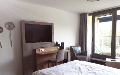 Das modernisierte Premium Doppelzimmer ist ausgestattet mit 1 Doppelbett (1,80 x 2,00 m pro Bett), getrennte Matratzen, Vinylboden, Sitzbereich, Fernseher, Bad mit begehbarer Dusche, sowie einem Balkon mit Holzdeck