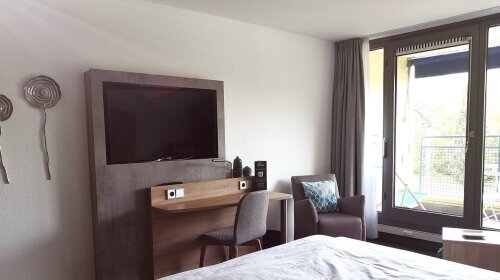 Das modernisierte Premium Doppelzimmer ist ausgestattet mit 1 Doppelbett (1,80 x 2,00 m pro Bett), getrennte Matratzen, Vinylboden, Sitzbereich, Fernseher, Bad mit begehbarer Dusche, sowie einem Balkon mit Holzdeck