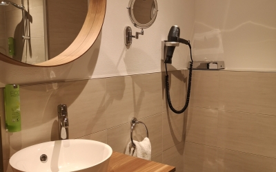 Das modernisierte Premium Doppelzimmer ist ausgestattet mit 1 Doppelbett (1,80 x 2,00 m pro Bett), getrennte Matratzen, Vinylboden, Sitzbereich, Fernseher, Bad mit begehbarer Dusche, sowie einem Balkon mit Holzdeck