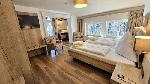 Das Grand Apartment mit ca. 55 m² bietet Platz für 2 – 6 Personen. Es besteht aus zwei separaten Doppelbett-Schlafzimmern mit einem Wohnbereich. Bester, direkter Ausblick vom Ost-Süd-Panoramabalkon auf Oberstdorf, das Tal, die Bergwelt mit dem Nebelhorn.
