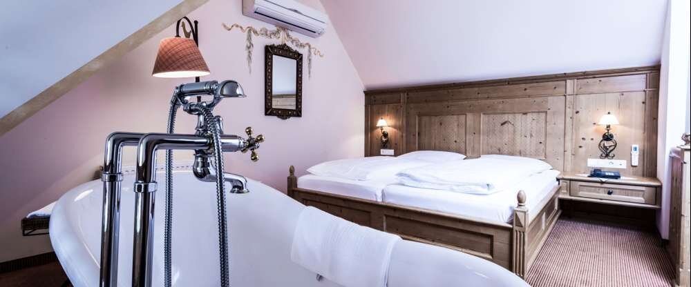 Die exklusiven, zweistöckigen Suiten des Hauses, im zeitlosen ländlichen schick, bieten auf bis zu 65 klimatisierte Quadratmeter alles, was Ihr Wohlfühlherz begehrt. Highlight der Suite ist die luxuriöse, frei stehende Badewanne mit Panoramablick. 