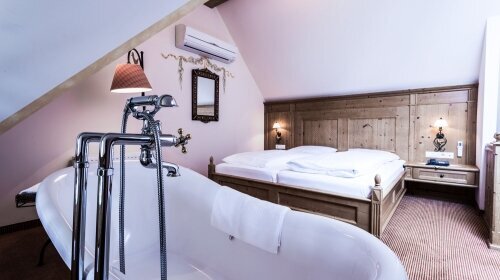 Die exklusiven, zweistöckigen Suiten des Hauses, im zeitlosen ländlichen schick, bieten auf bis zu 65 klimatisierte Quadratmeter alles, was Ihr Wohlfühlherz begehrt. Highlight der Suite ist die luxuriöse, frei stehende Badewanne mit Panoramablick. 