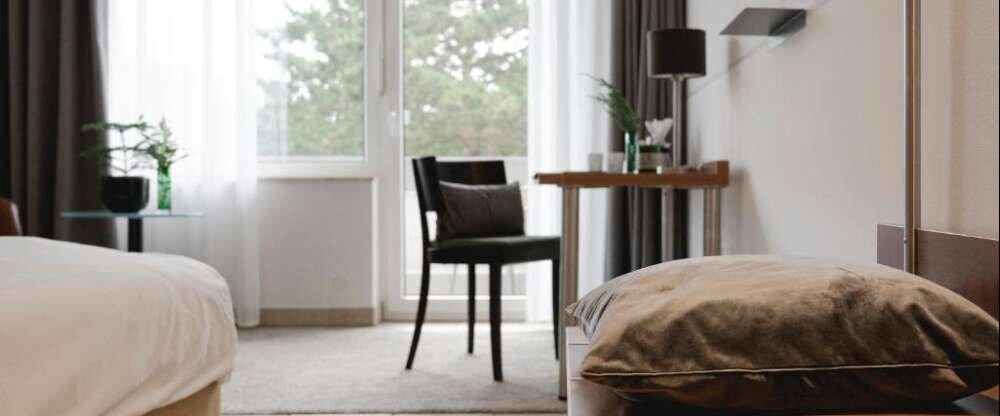 Waldblick und Regendusche machen die Premium Zimmer zu einer der schönsten Möglichkeiten, um die Nacht in Iserlohn zu verbringen. Egal ob Queensize oder Twin Bett Matratze, es ist genug Platz um sich alleine auszubreiten oder um zu zweit zu kuscheln. Sess