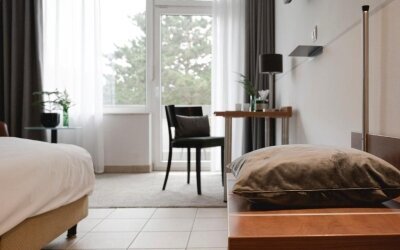 Premium Zimmer zur Einzelnutzung Waldblick und Regendusche machen die Premium Zimmer zu einer der schönsten Möglichkeiten, um die Nacht in Iserlohn zu verbringen. Egal ob Queensize oder Twin Bett Matratze, es ist genug Platz um sich alleine auszubreiten oder um zu zweit zu kuscheln. Sess