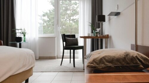 Waldblick und Regendusche machen die Premium Zimmer zu einer der schönsten Möglichkeiten, um die Nacht in Iserlohn zu verbringen. Egal ob Queensize oder Twin Bett Matratze, es ist genug Platz um sich alleine auszubreiten oder um zu zweit zu kuscheln. Sess