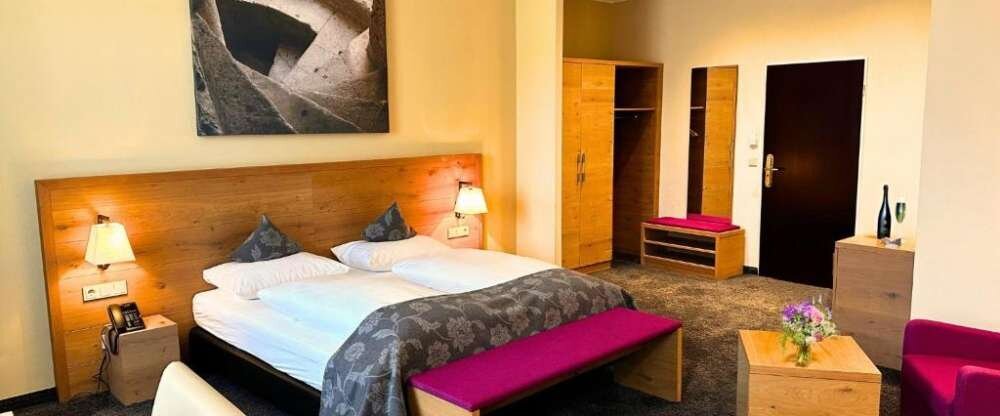 Die Premiumzimmer bieten einen luxuriösen Aufenthalt mit erstklassigen Annehmlichkeiten und stilvoller Einrichtung. Genießen Sie Ihren Aufenthalt in diesem exklusiven Zimmer und lassen Sie sich verwöhnen.