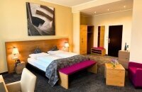 Die Premiumzimmer bieten einen luxuriösen Aufenthalt mit erstklassigen Annehmlichkeiten und stilvoller Einrichtung. Genießen Sie Ihren Aufenthalt in diesem exklusiven Zimmer und lassen Sie sich verwöhnen.