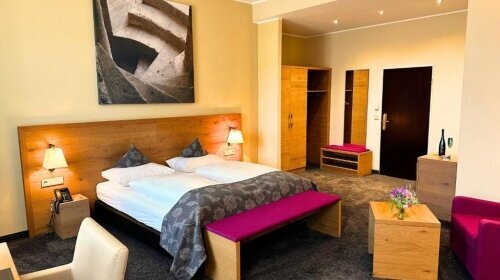 Die Premiumzimmer bieten einen luxuriösen Aufenthalt mit erstklassigen Annehmlichkeiten und stilvoller Einrichtung. Genießen Sie Ihren Aufenthalt in diesem exklusiven Zimmer und lassen Sie sich verwöhnen.