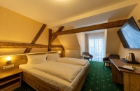 Unser Premiumzimmer mit Balkon verbindet modernen Komfort mit gemütlichem Charme. Auf ca. 17m² bis 25m² erwartet Sie ein liebevoll gestalteter Rückzugsort für bis zu zwei Personen, der durch warme Naturtöne, hochwertige Materialien und sichtbare Holzbalke