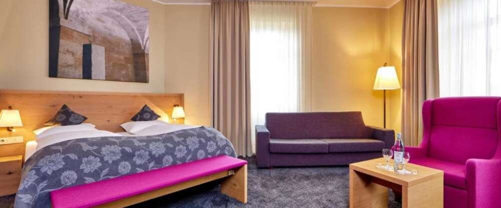 Die Premiumzimmer bieten einen luxuriösen Aufenthalt mit erstklassigen Annehmlichkeiten und stilvoller Einrichtung. Genießen Sie Ihren Aufenthalt in diesem exklusiven Zimmer und lassen Sie sich verwöhnen.