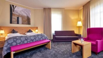 Die Premiumzimmer bieten einen luxuriösen Aufenthalt mit erstklassigen Annehmlichkeiten und stilvoller Einrichtung. Genießen Sie Ihren Aufenthalt in diesem exklusiven Zimmer und lassen Sie sich verwöhnen.