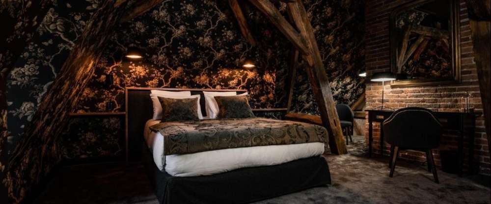 Tauchen Sie ein in die aristokratische Eleganz der Prince of Wales Suite, wo jedes Detail königliche Anmut und Erhabenheit ausstrahlt. Ein Aufenthalt wie für Könige gemacht, in der behaglichen, ruhigen Atmosphäre eines alten englischen Herrenhauses.