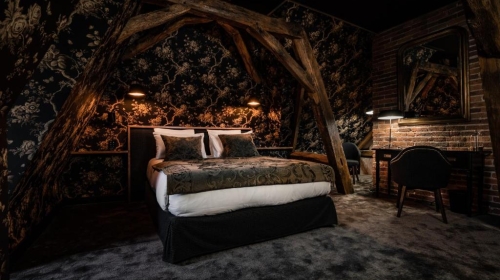 Tauchen Sie ein in die aristokratische Eleganz der Prince of Wales Suite, wo jedes Detail königliche Anmut und Erhabenheit ausstrahlt. Ein Aufenthalt wie für Könige gemacht, in der behaglichen, ruhigen Atmosphäre eines alten englischen Herrenhauses.