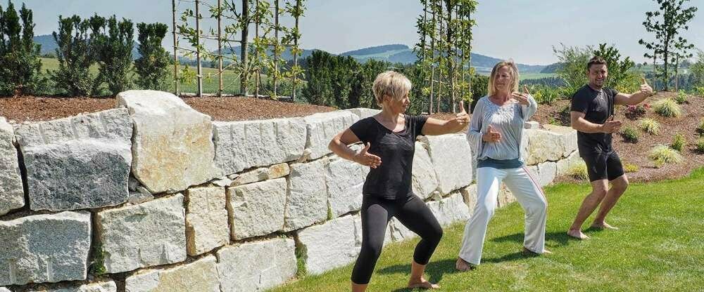 Qi Gong im Garten mit unserer Heilpraktikern Frau Mohles