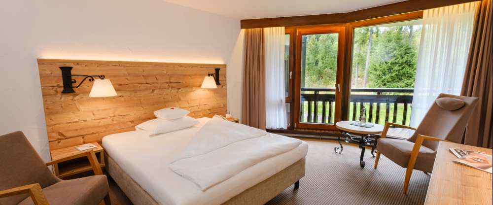 Gemütliche, helle und geräumige Nichtraucherzimmer, ab 24 qm, mit Queensize-Bett (1,60 m x 2,00 m Qualitätsmatratze), im klassisch-regionalen Stil, mit Hochlehnsessel und mit Balkon oder Terrasse ausgestattet. Sie bieten außerdem eine große Auswahl an wei