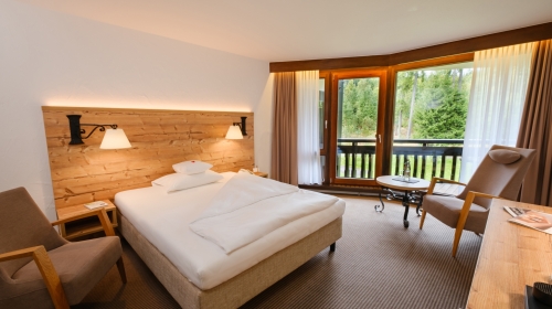 Gemütliche, helle und geräumige Nichtraucherzimmer, ab 24 qm, mit Queensize-Bett (1,60 m x 2,00 m Qualitätsmatratze), im klassisch-regionalen Stil, mit Hochlehnsessel und mit Balkon oder Terrasse ausgestattet. Sie bieten außerdem eine große Auswahl an wei