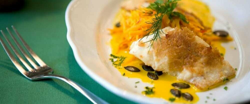 Filet vom Mainzander unter der Meerrettichkruste auf Kürbisrahmkraut