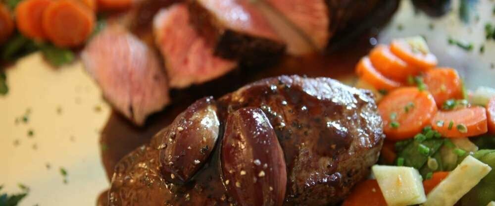 das saftige Ochsenrumpsteak auf Burgunderjus, Schalottenconfit, feines Marktgemüse und Gratinkartoffeln