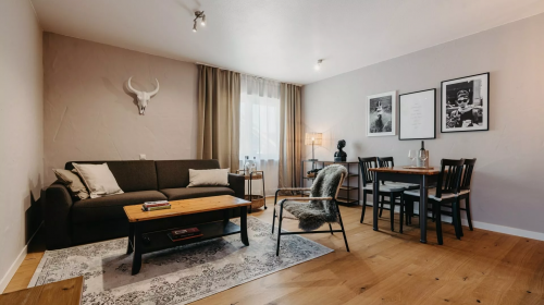 ​Zwei-Raum Appartement mit einem separierten Wohn-  und Schlafbereich mit Doppelbett 180cm x 200cm und aufbettbarer Couch. Minibar, Safe, Kabel-TV, Telefon, kostenloses WLAN, Küchenzeile mit Vollausstattung, Kapselkaffeemaschine, Balkon oder Terrasse und 