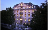 Die historische Fassade der Residence von Dapper bei Nacht