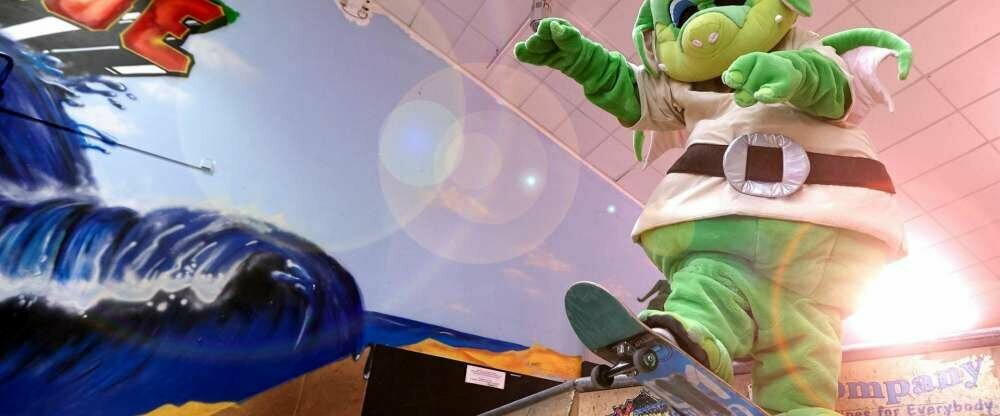 Unser Drache Leif liebt es das Funhalla zusammen mit unseren kleinen Gästen zu erobern. Sei es auf Skates, an der Kletterwand oder bei anderen Aktivitäten. Ganz toll findet er außerdem unser Wikinger-Eis von unserem Partner Giovanni L. 