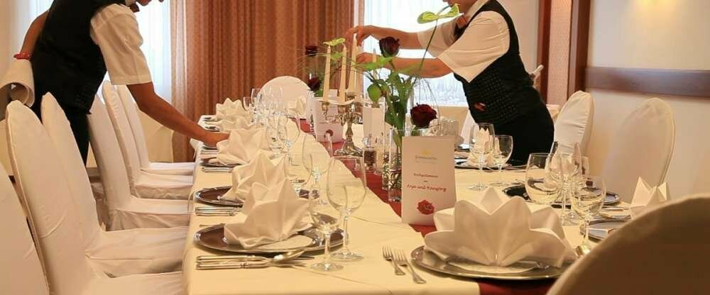 Hübsch eingedeckte Tafel - ganz nach den Wünschen der Gäste!