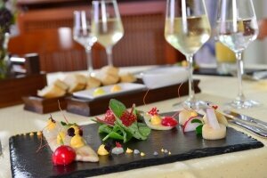 Lassen Sie sich im à-la-Carte Restaurant des Hotel DER LINDENHOF in Gotha mit regionalen und saisonalen Akzenten, vegetarischen Gerichten und themenorientierten Menüs verwöhnen.