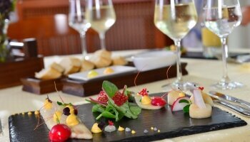 Lassen Sie sich im à-la-Carte Restaurant des Hotel DER LINDENHOF in Gotha mit regionalen und saisonalen Akzenten, vegetarischen Gerichten und themenorientierten Menüs verwöhnen.