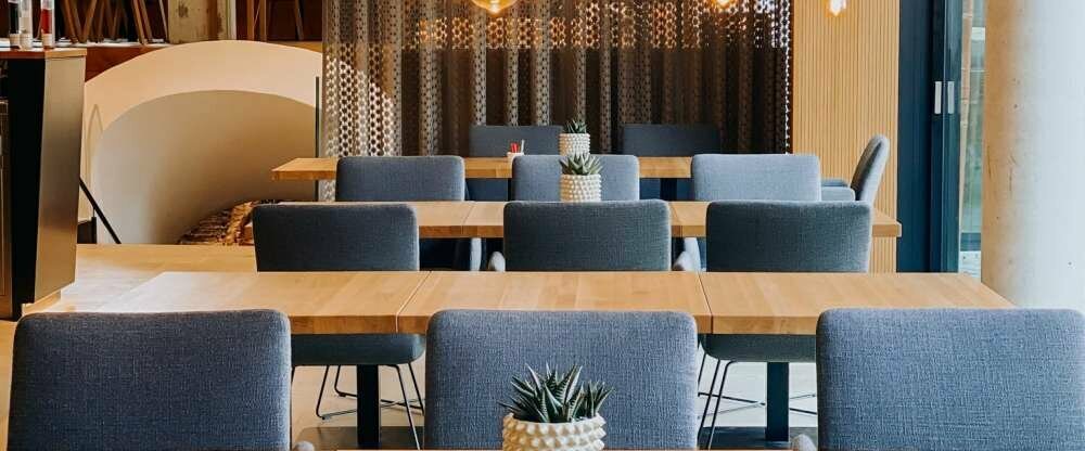 hier sehen Sie den unteren Bereich unseres Restaurants - moderner und dennoch gemütlich und einladend!