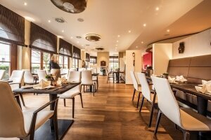 Restaurant mit afrikanischen Stilelementen im Sunderland Hotel