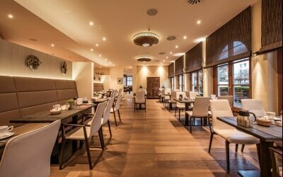 Restaurant mit afrikanischen Stilelementen im Sunderland Hotel