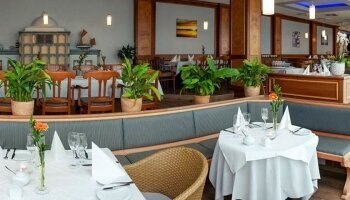 Restaurant mit Blick auf den See