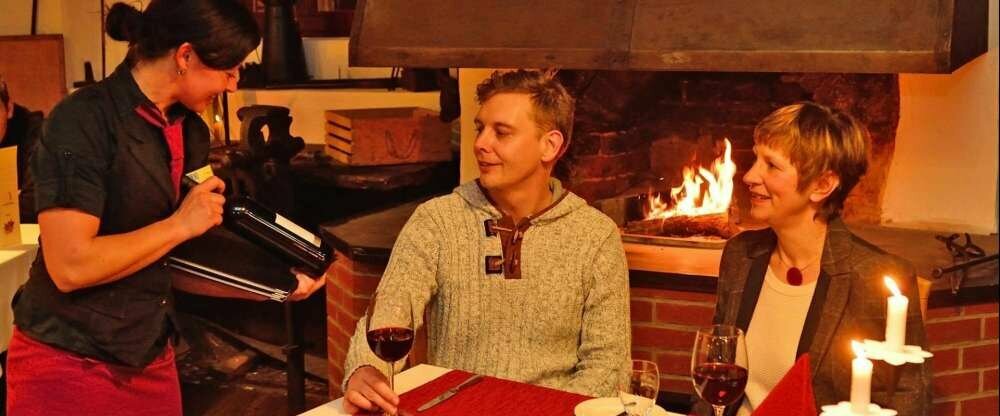 Speisen & Saale-Unstrut Wein genießen direkt am Kamin vom Restaurant Zur Alten Schmiede