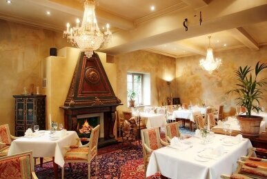 Restaurant mit Kamin, Quelle: Hotel Schloss Edesheim