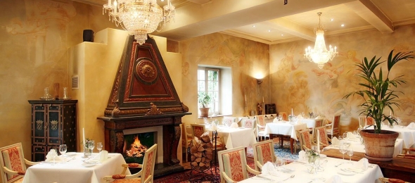 Restaurant mit Kamin, Quelle: Hotel Schloss Edesheim