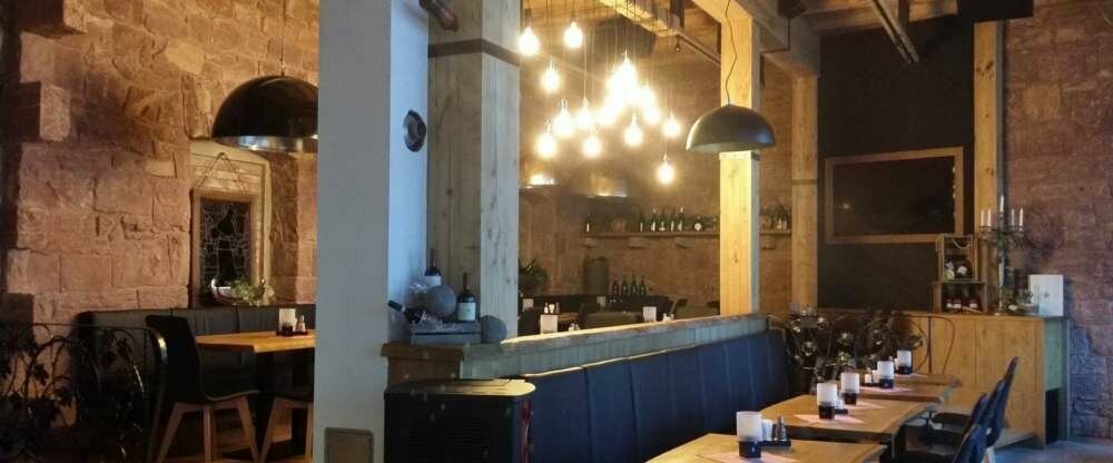 Lassen Sie sich verwöhnen und genießen Sie die Köstlichkeiten unserer Küche: Kaffeespezialitäten mit leckeren Kuchen, frisch zubereitete Speisen und hervorragende Weine aus Franken und der ganzen Welt. Plaudern Sie in gemütlichem Flair mit Freunden, ge