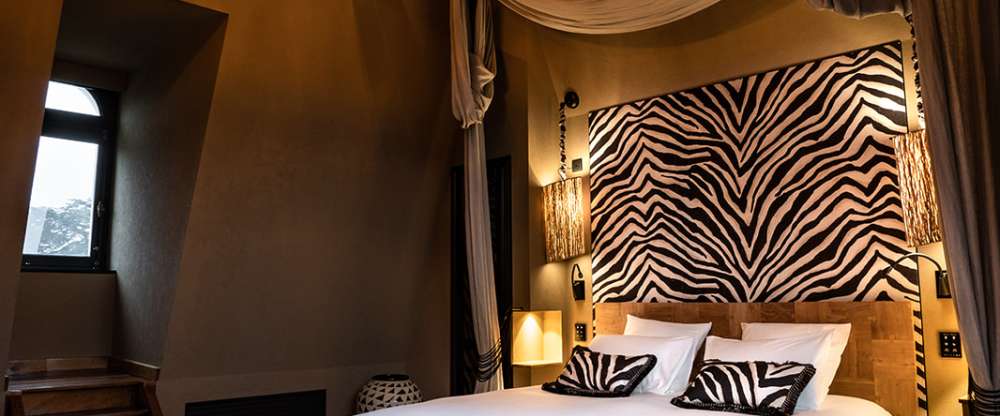 Erleben Sie das Abenteuer der Rückkehr von einer Reise neu, wo jede Erinnerung eine Geschichte ist, die erzählt werden will. Dieses Zimmer hüllt Sie in eine Mischung aus Nostalgie und Entdeckergeist ein, mit einer wilden und einladenden Einrichtung.